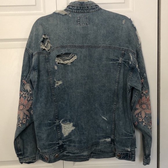 American Eagle Oversized Distressed Jean Jacket - Picture 2 of 5